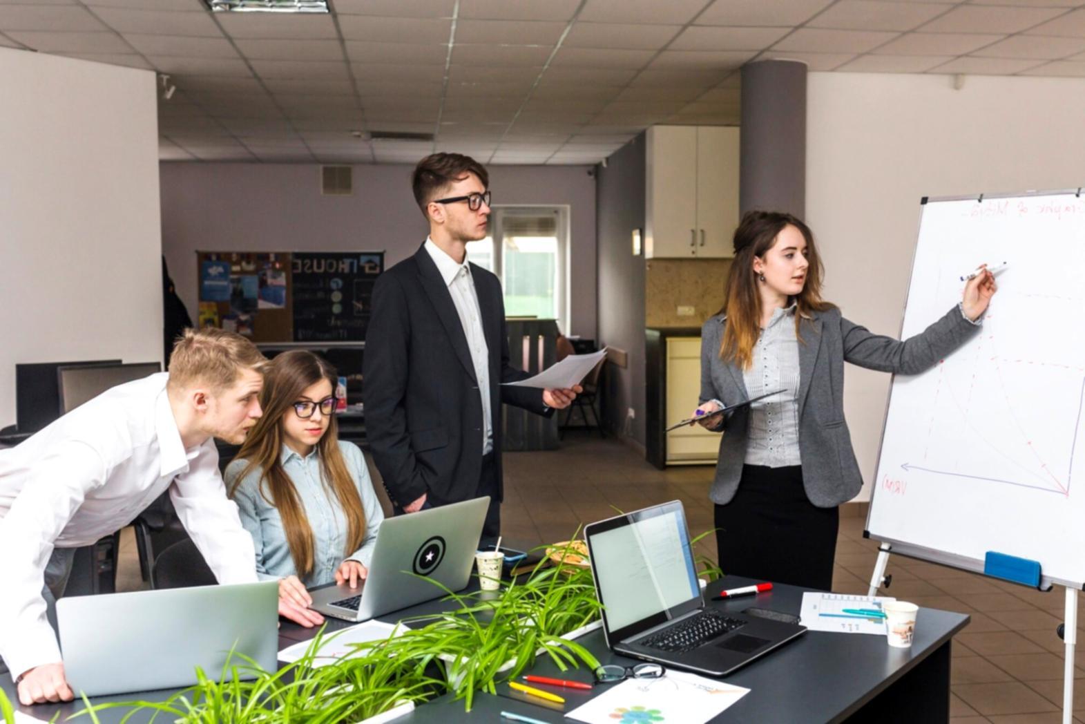 Espace de travail organisé montrant la planification financière