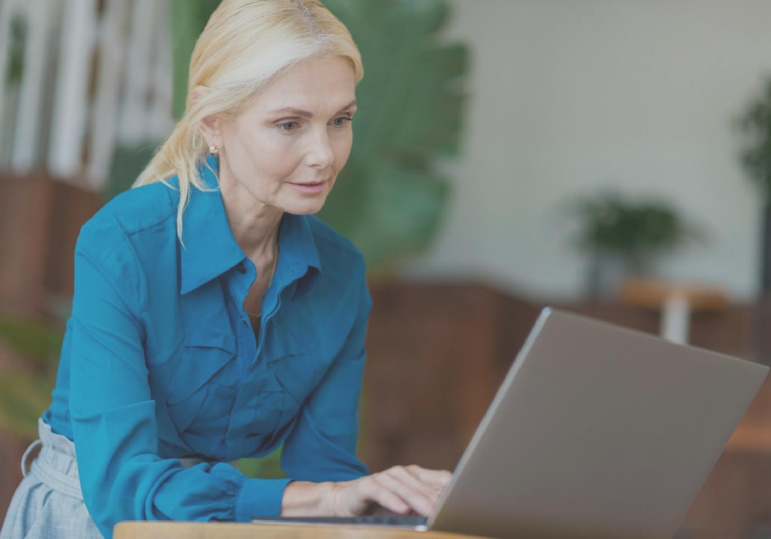 Espace de travail moderne avec ordinateur et documents financiers