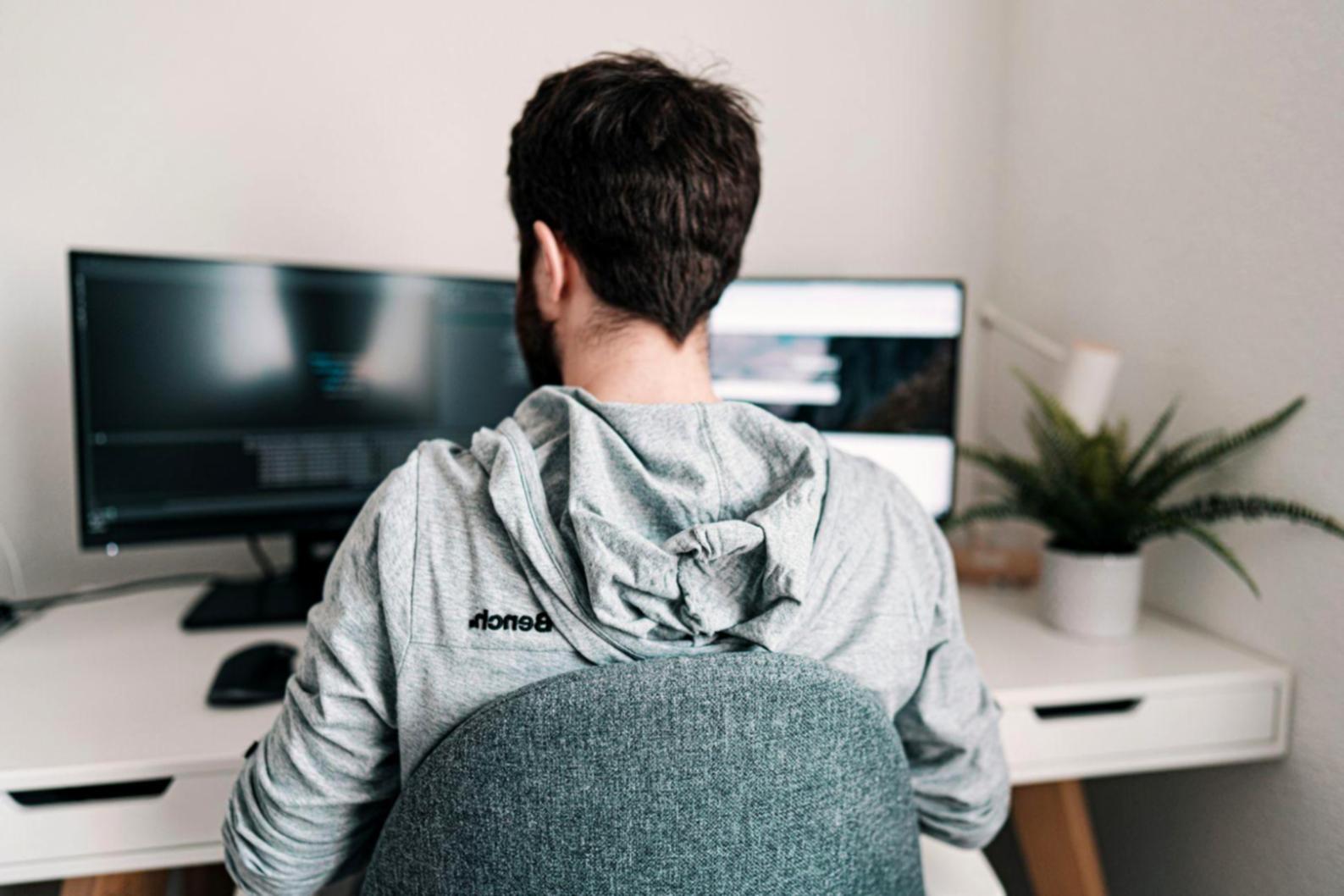 Espace de travail organisé avec documents financiers et ordinateur